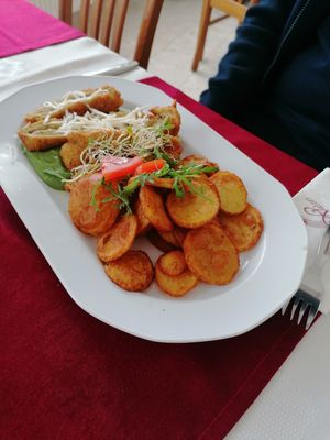 Laboda szejtán - Seitan filled with vegan cream cheese and garlic with homemade fried potato at Walzer Etterem es Panzio in Velence