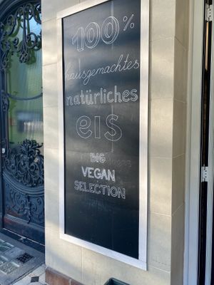 Big vegan selection at Faldon Eismanufaktur in Berlin