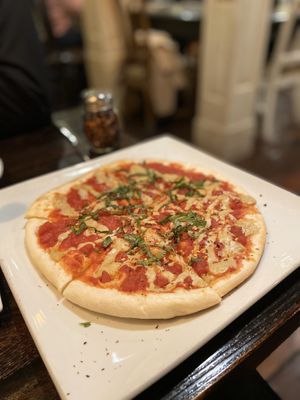 Margherita pizza at SunCafe in Studio City