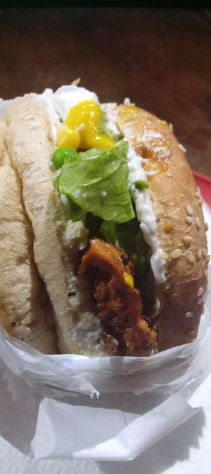 Xis pequeno com estrogonofe de jaca, tofu, alface, maionese vegana e mostarda at Govinda Lanches in Porto Alegre