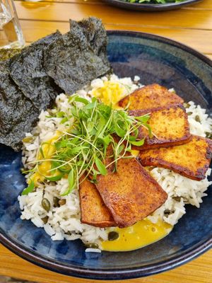 Tofu mandala bowl at Camélia in Porto