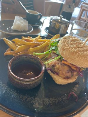 Vegan burger w/ BBQ sauce, from beans + BBQ for fries at Camélia in Porto