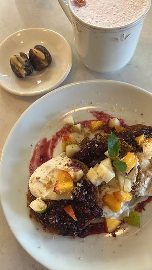 Панкейки с фруктами и веган йогуртом, розовый латте и финики с арахисовой пастой и кешью   at Namu ნამუ - Maybe closed in Tbilisi