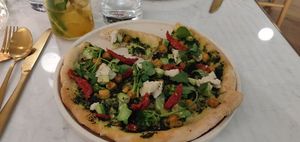 After i already dug in I thought i must take a photo of this yummy pizza, the green goddess at Eden in Bondi Beach