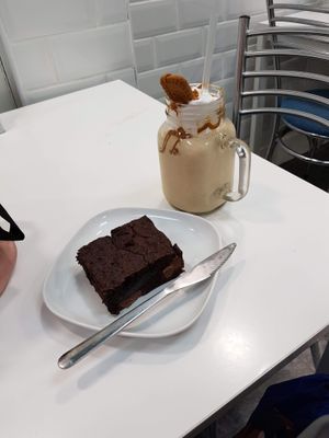 Biscoff milkshake and choc orange brownie (all vegan) at Brownie Points in Derby