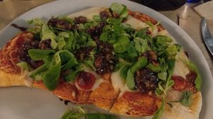 Pizza vegana con tomates cherry, pesto de frutos secos, mozzarella vegana e canónigos at GALiPiZZA in Viveiro