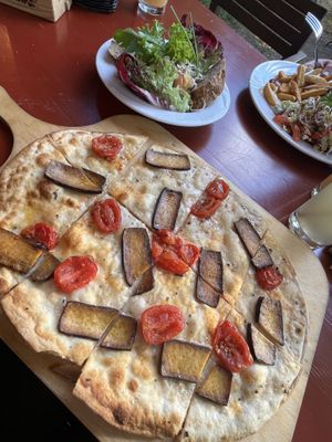 Veganer flammkuchen, Salat und im Hintergrund Veganer Burger mit Pommes und Salat   at Scheune Biber Ferienhof in Mirow
