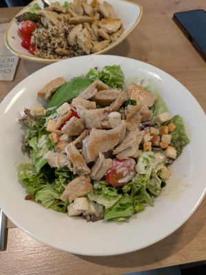 Green Ceaser Salad extra chicken: 4/5 

Not that filling.
 at Dean & David - Nurnberger in Berlin