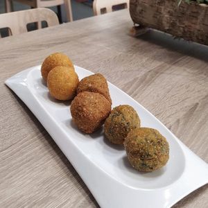 Croquetas variadas at La Cookessa Bio in Granollers