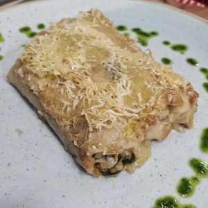 Canelones de espinacas, pasas y piñones at La Cookessa Bio in Granollers