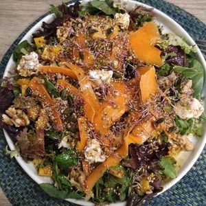 Ensalada con queso casero, germinados, frutos secos y semillas at La Cookessa Bio in Granollers