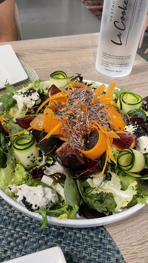 Ensalada con higos y queso fresco at La Cookessa Bio in Granollers