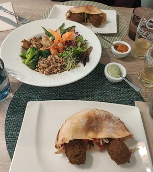 Falafel i bowl completo at La Cookessa Bio in Granollers