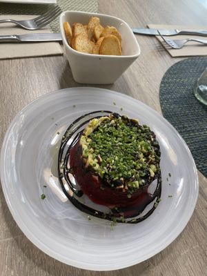 Tartar de remolatxa i alvocat  at La Cookessa Bio in Granollers