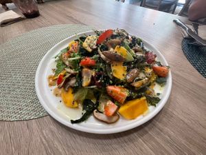 Amanida completa amb mango i maduixes  at La Cookessa Bio in Granollers