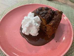 Pastís de poma amb xocolata per sobre i nata vegana  at La Cookessa Bio in Granollers