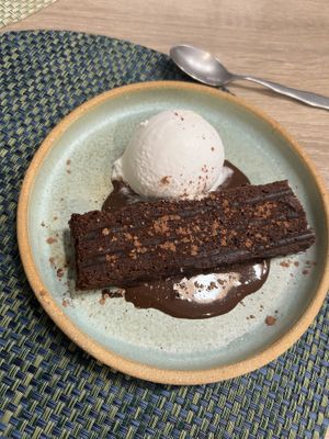 Brownie amb gelat de coco brutal  at La Cookessa Bio in Granollers