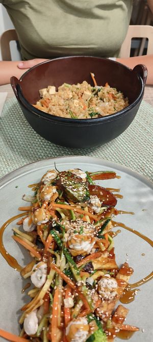 Arroz asiático y wok de verduras at La Cookessa Bio in Granollers