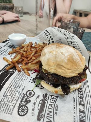 Hamburguesa con patatas at La Cookessa Bio in Granollers