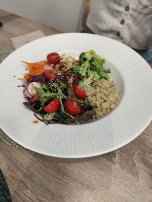 Poke bowl at La Cookessa Bio in Granollers