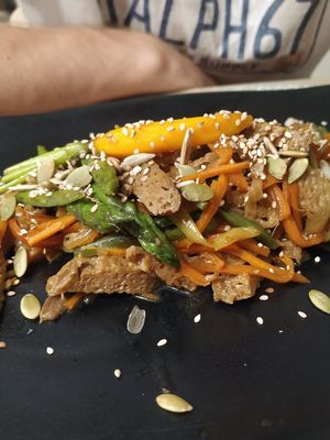 Wok amb verdures i seità 🥰 at La Cookessa Bio in Granollers