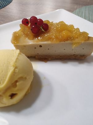 Cheesecake vega amb gelat de mango at La Cookessa Bio in Granollers