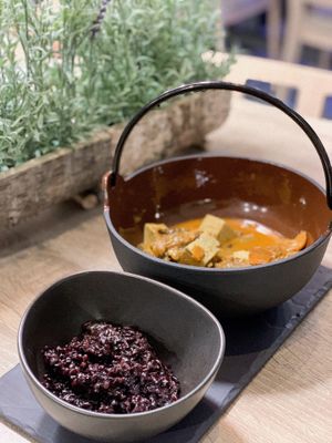 Curry con arroz negro at La Cookessa Bio in Granollers