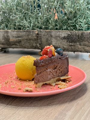 Semifred de xocolata. Pastel cremoso de chocolate y bola de helado de mango. at La Cookessa Bio in Granollers