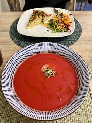 Gazpacho remolacha y quiché puerros at La Cookessa Bio in Granollers