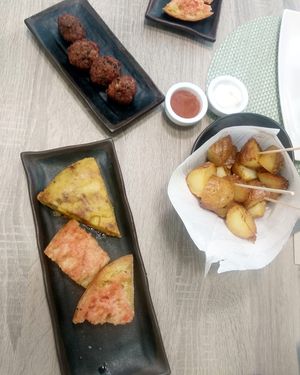 Tortilla, bread with tomatoes, potato bravas, croquettes. at La Cookessa Bio in Granollers