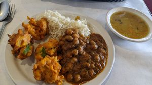 Saturday buffet vegan options at Gateway To India in Springfield