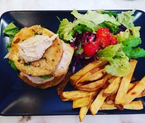 Tofu and lentil burger at Café do Rio in Lisbon