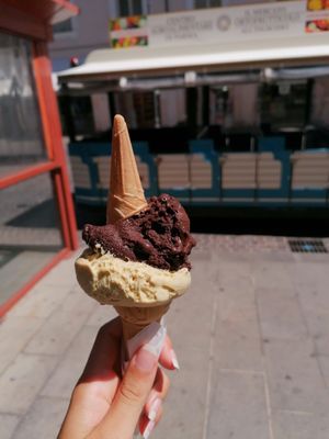 Gelato con cioccolato fondente e pistacchio at Gelateria L'Era Glaciale in Ferrara
