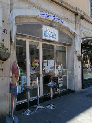Gelateria che offre alcuni gusti vegani: fondente, vaniglia, pistacchio e gusti alla frutta at Gelateria L'Era Glaciale in Ferrara