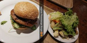 Rosenburger 2.0 mit Salat at Rosenberger in Ansfelden