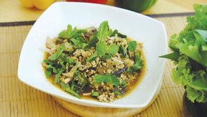 Larb E-Sarn, spicy tofu in Eastern style. at Khun Churn - Mediplex in Bangkok