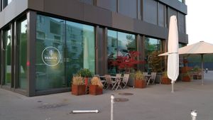 Exterior (in autumn) at Henry's in Zug