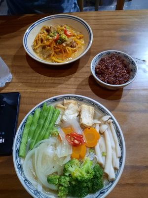 Tempeh mit Peanut Sauce und Vegetable Soup at Ngon Vegan Restaurant in Tam Coc