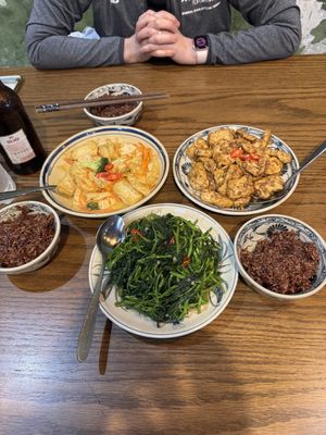 Three dishes with whole grain sticky ricee  at Ngon Vegan Restaurant in Tam Coc
