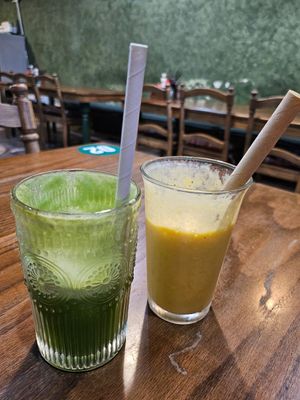 Green juice, mango and banana smoothie at Ngon Vegan Restaurant in Tam Coc