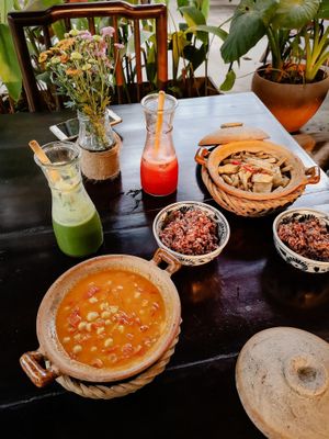 Coconut curry chickpeas and tofu with mushrooms. Green juice and pineapple juice at Ngon Vegan Restaurant in Tam Coc