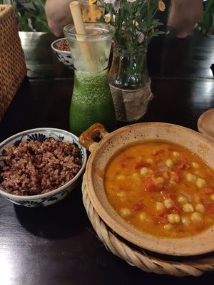 Coconut chickpea curry with rice and green juice at Ngon Vegan Restaurant in Tam Coc