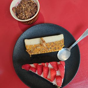 Crumble rhubarbe carrot cake cheesecake fraise crus at Xuxu in Biarritz
