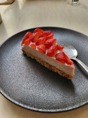 Super good cashew cheesecake, strawberry at Xuxu in Biarritz