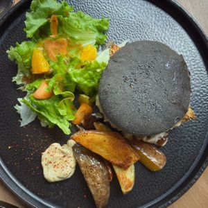 (Vegan) Burger 19e at Xuxu in Biarritz