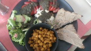 Tomate con salsa pesto, tostas con paté vegano. Curry frío de garbanzos y lechuga rica con cosas ^_^ at Xuxu in Biarritz