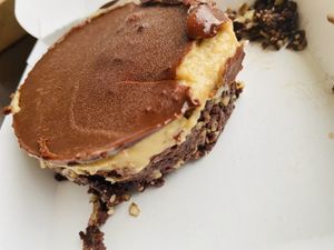 Brownie chocolat beurre de cacahuète  at Xuxu in Biarritz