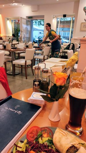 Das Lokal und die sehr freundliche Bedienung at The Heart of Joy in Salzburg