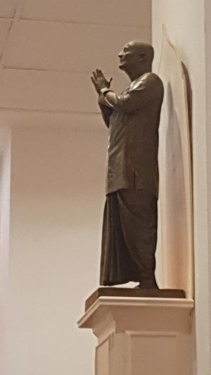 El señor en un pedestal at The Heart of Joy in Salzburg