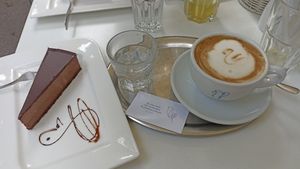 Schoko Cashew-Rohkostkuchen & Bio ReiChi Kaffee Latte mit Hafermilch at The Heart of Joy in Salzburg